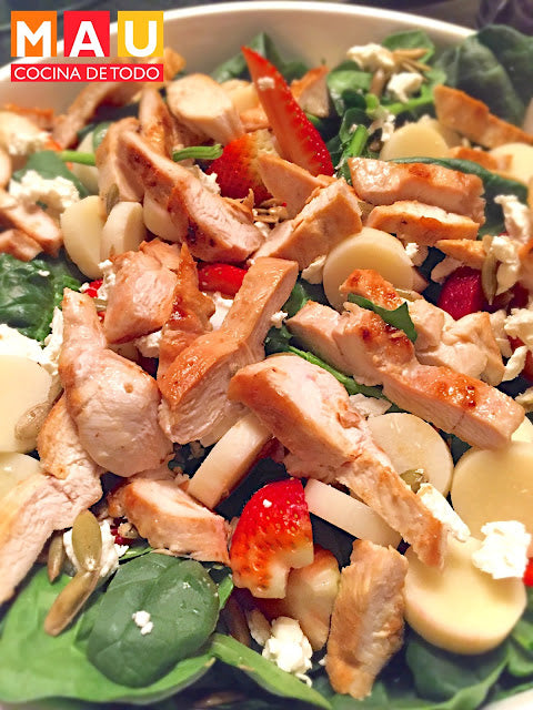 Ensalada de Espinacas con Pollo, Fresas y Palmito