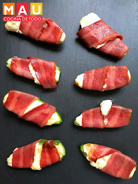 Jalapeño Poppers (Rellenos de Queso y Envueltos con Tocino)