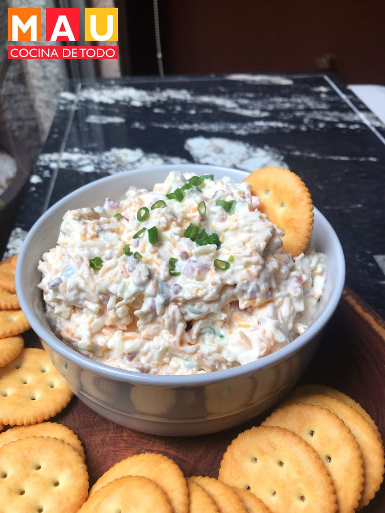Million Dollar Dip (Dip de quesos, tocino y cebolla cambray)