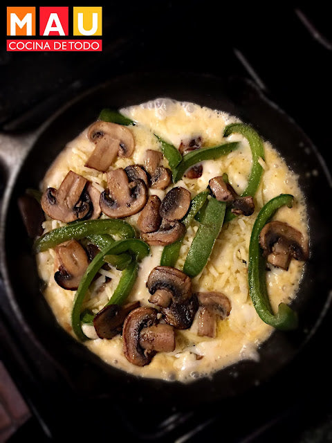 Queso Flameado con Champiñones y Pimientos