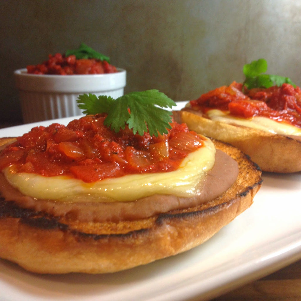 Molletes Con Salsa de Chorizo