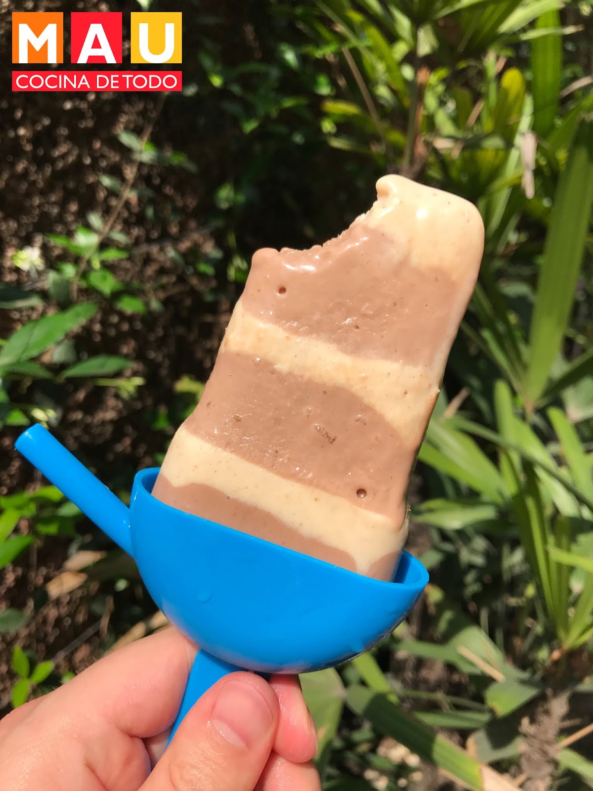 Paletas de Yogurt con Platano, Crema de Cacahuate y Chocolate