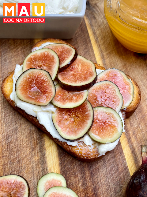 Pan con Requesón, Higos y Miel