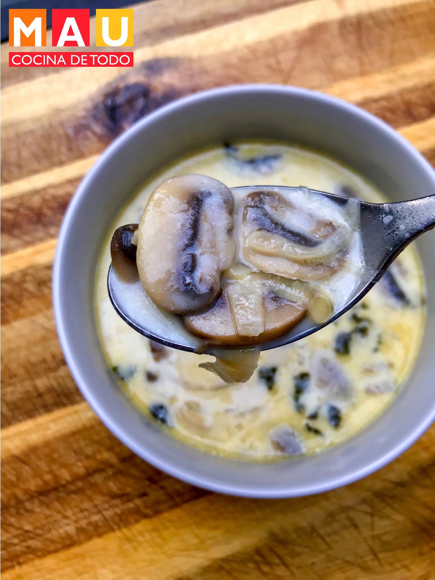 Sopa Cremosa de Cebolla Caramelizada y Champiñones