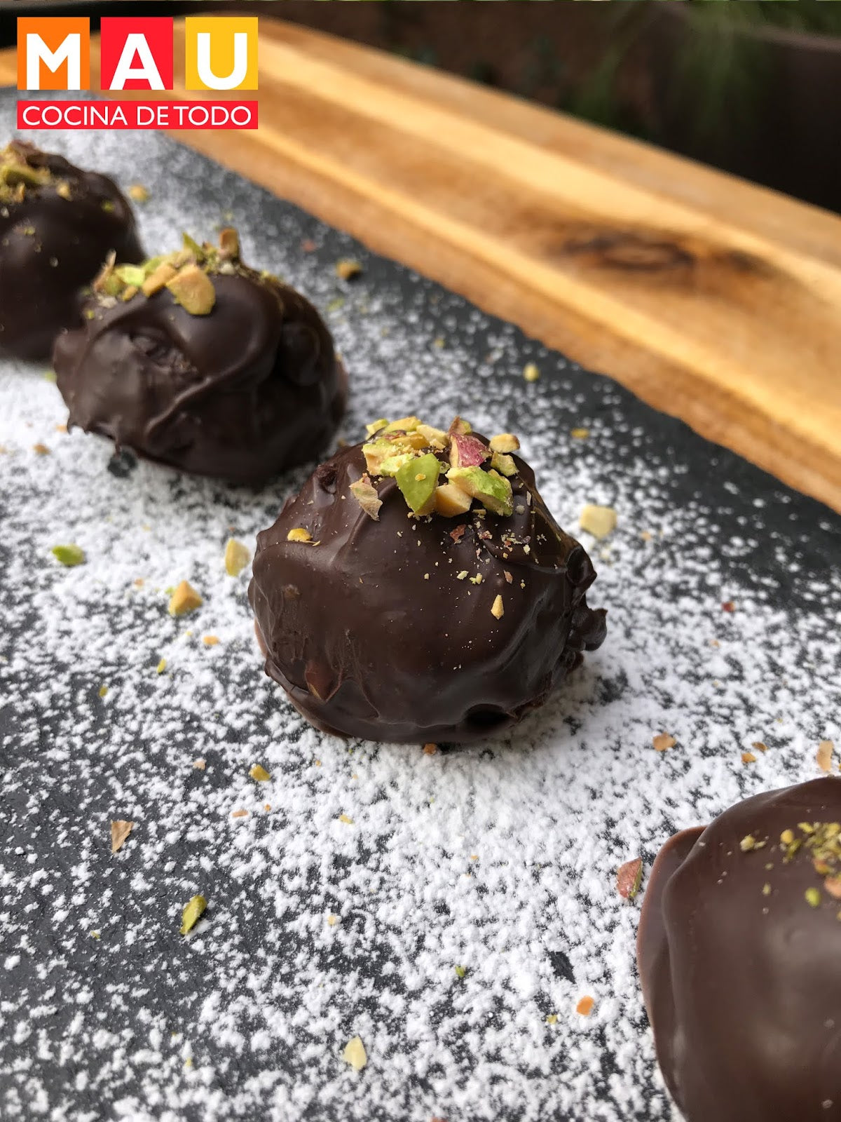 Trufas de Chocolate con Pistaches y Chabacano